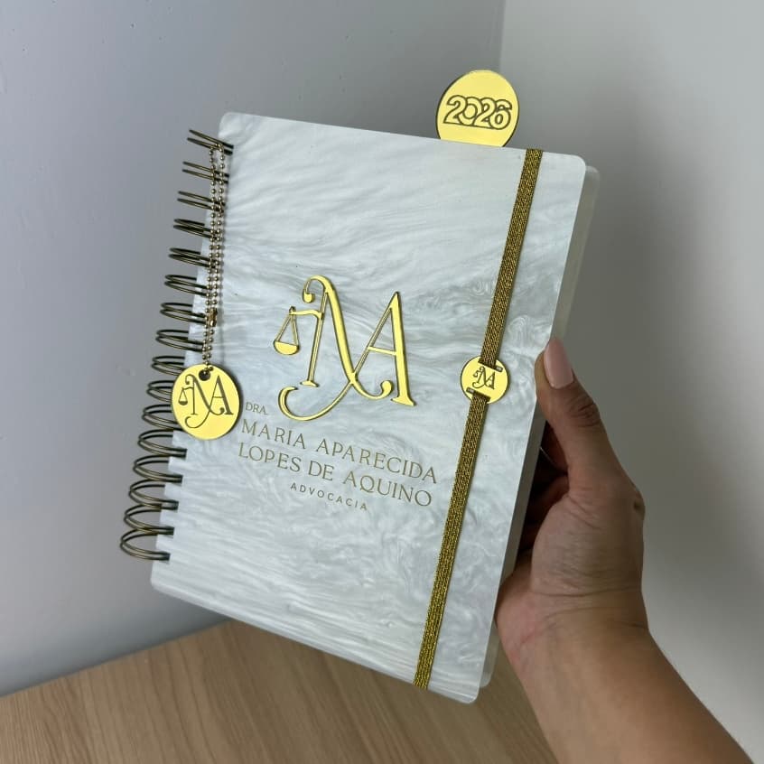 AGENDA 2026 COM CAPA PERSONALIZADA EM ACRILICO MADREPEROLA 15X21CM COM MARCA PÁGINA