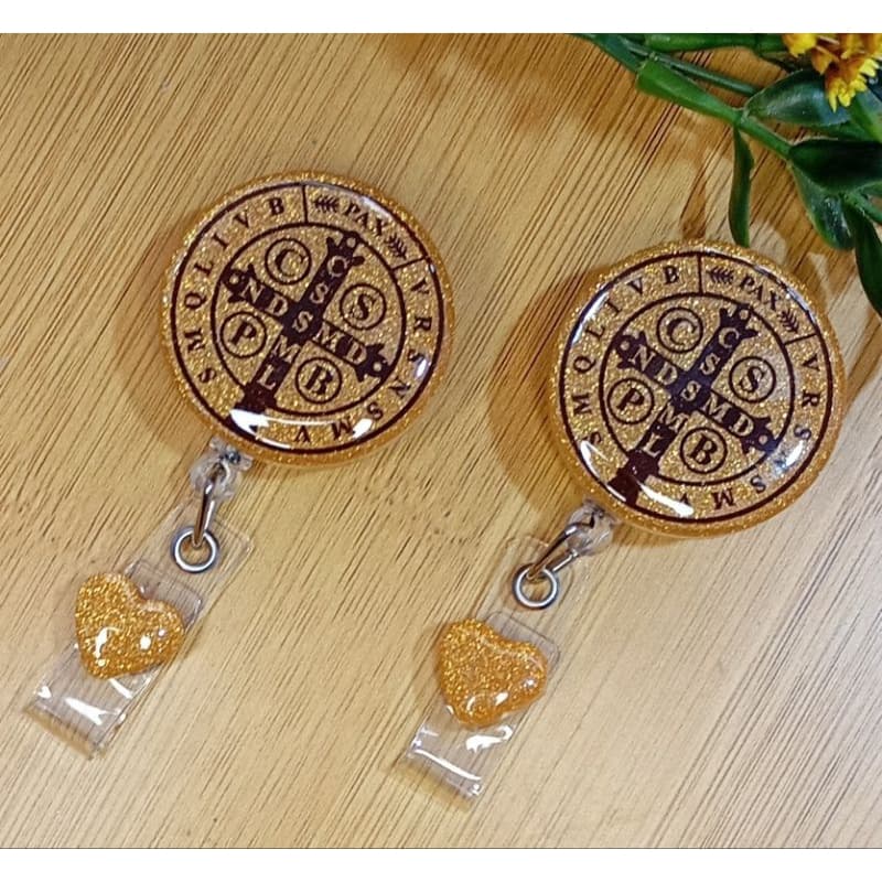 Porta crachá medalha São Bento dourada