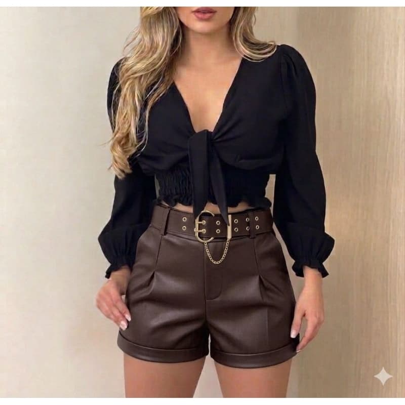 Shorts couro com fivela dourada e corrente