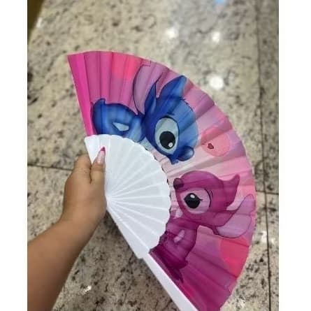 KIT  C/ 2 Leque Dobrável Stitch Rosa – Estilo, Praticidade e Charme! 🌸