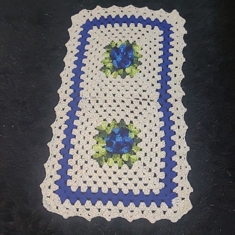 Tapete floral com.fios de Ouro