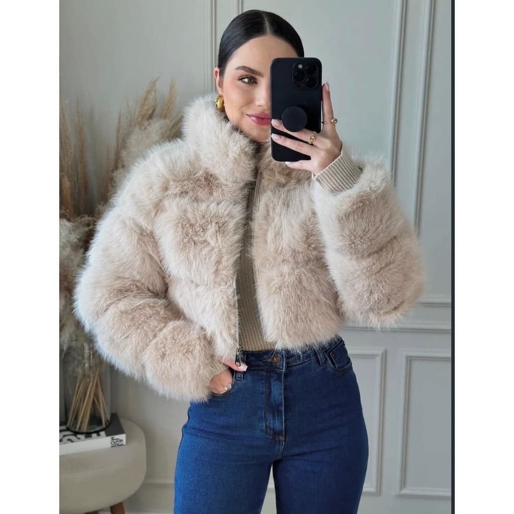 JQ PELINHOS Jaqueta Cropped Pelinhos Pelucia Couro PU Forro Poliéster Grossa Casaco Feminino Moda Gringa Blogueira