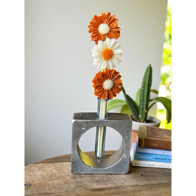 Aromatizador Rústico com Flores | Difusor Decorativo Artesanal | Tubo Plástico e Base Estilo Cimento