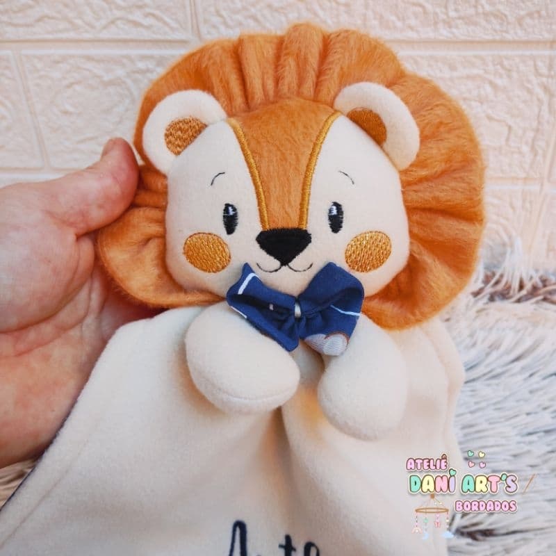 Naninha Mini Leão Zion Recém Nascido | Personalizada com Nome | Antialérgica | Prendedor de Chupeta Opcional