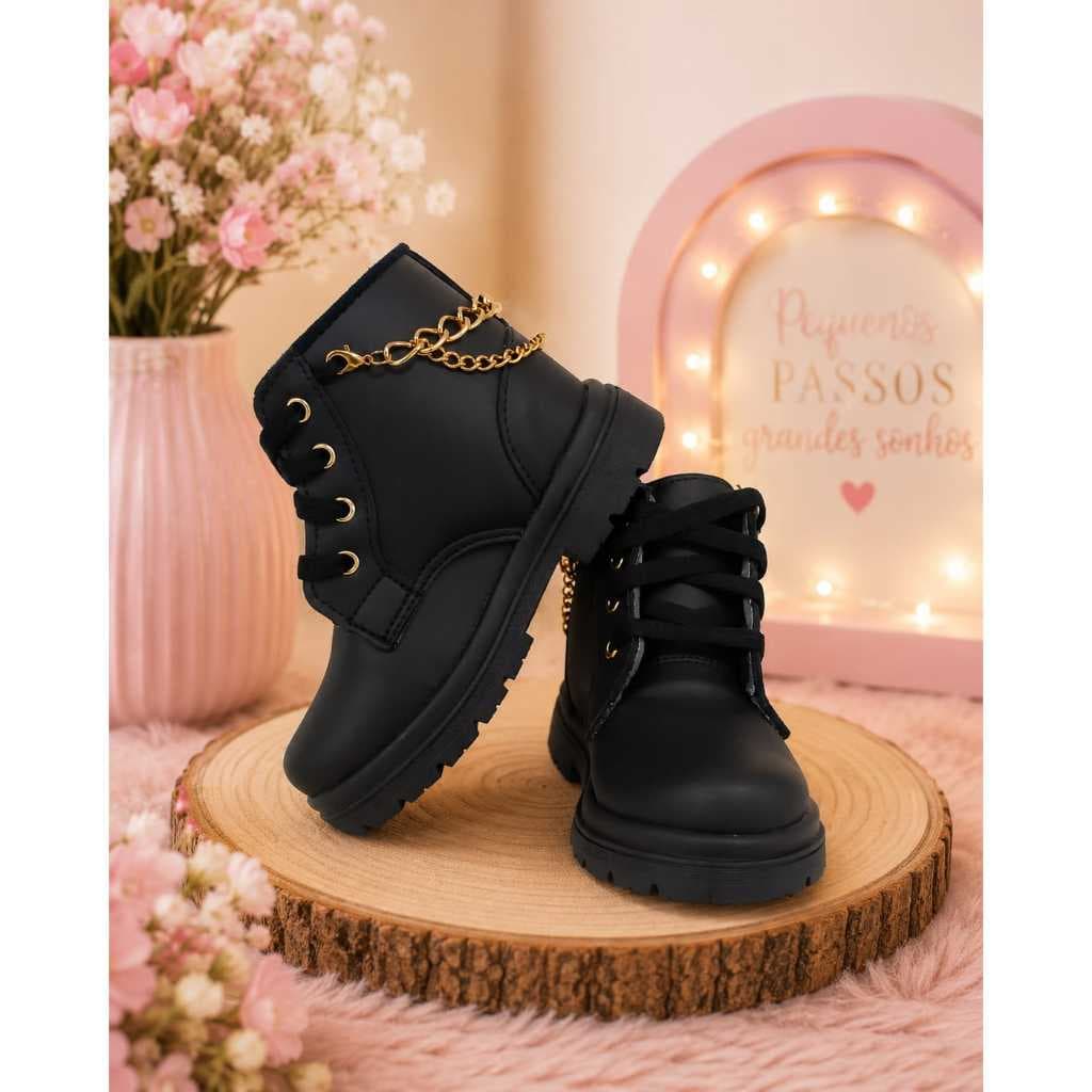 Bota preta menina estilo coturno tratorada com detalhe em corrente confortável estilosa