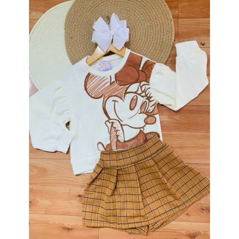 Conjunto Minnie com blusa de manga longa e short saia xadrez, perfeito para unir conforto, estilo e muito charme. 🎀🐭