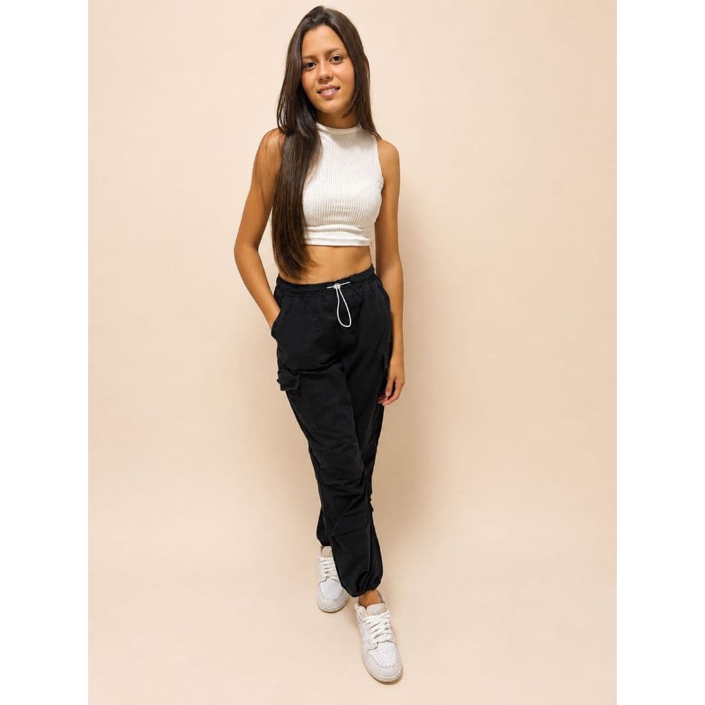 Calça Cargo Feminina Preta Sarja Cintura Alta Parachute Elástico Regulável com Bolsos Laterais