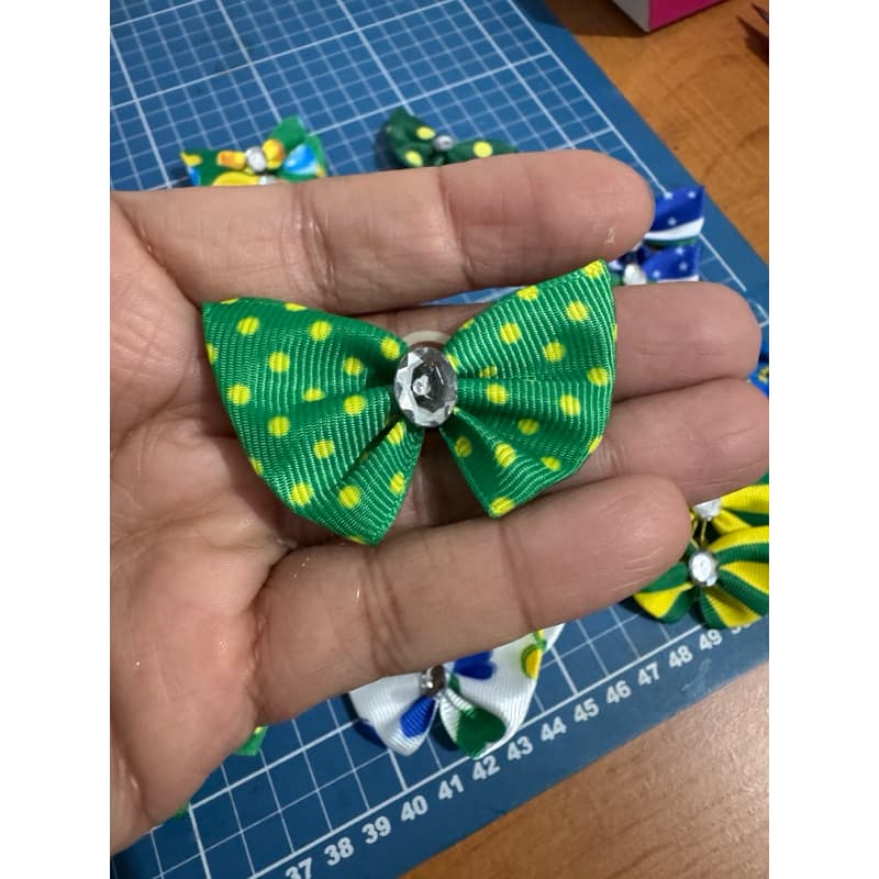 Kit 20 Laços Borboleta para Cachorro e Gato Copa do Brasil com Strass Elástico Pet Shop 5x3,5cm