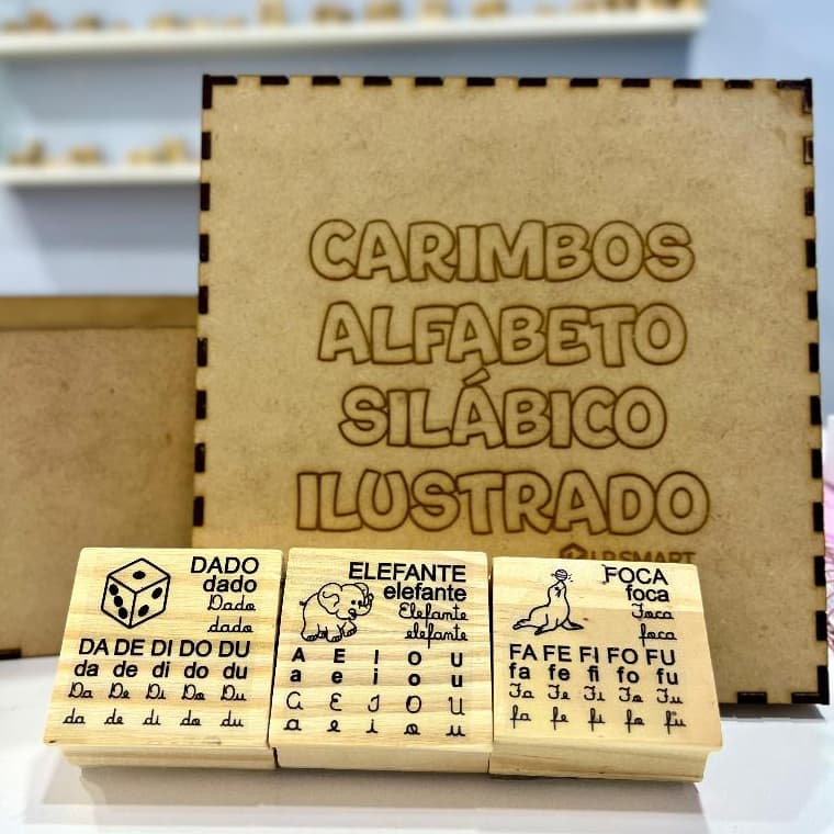 Kit 26 Carimbos Pedagógicos Alfabeto Silábico Ilustrado 5x5cm com Almofada Caixa MDF Professor Escolar