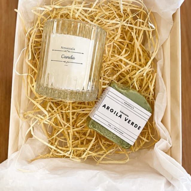 Presente que acolhe Nmarsala | Sabonete Artesanal Argila Verde + Vela Aromática Canela | Presente Artesanal