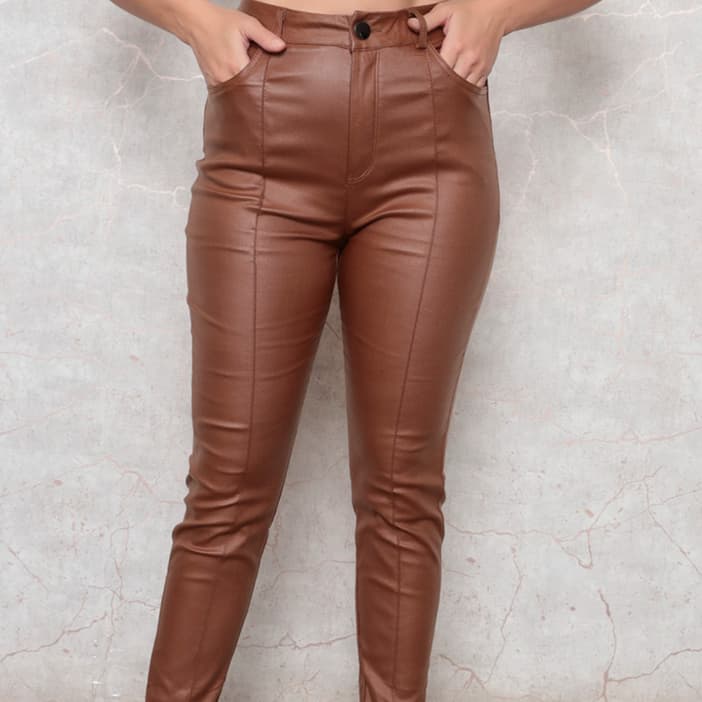 DUOUNO MODAS - CALÇA FEMININA RESINADA ELEGANTE COM BOLSOS LATERAIS E TRASEIROS E BOTÃO PRATA