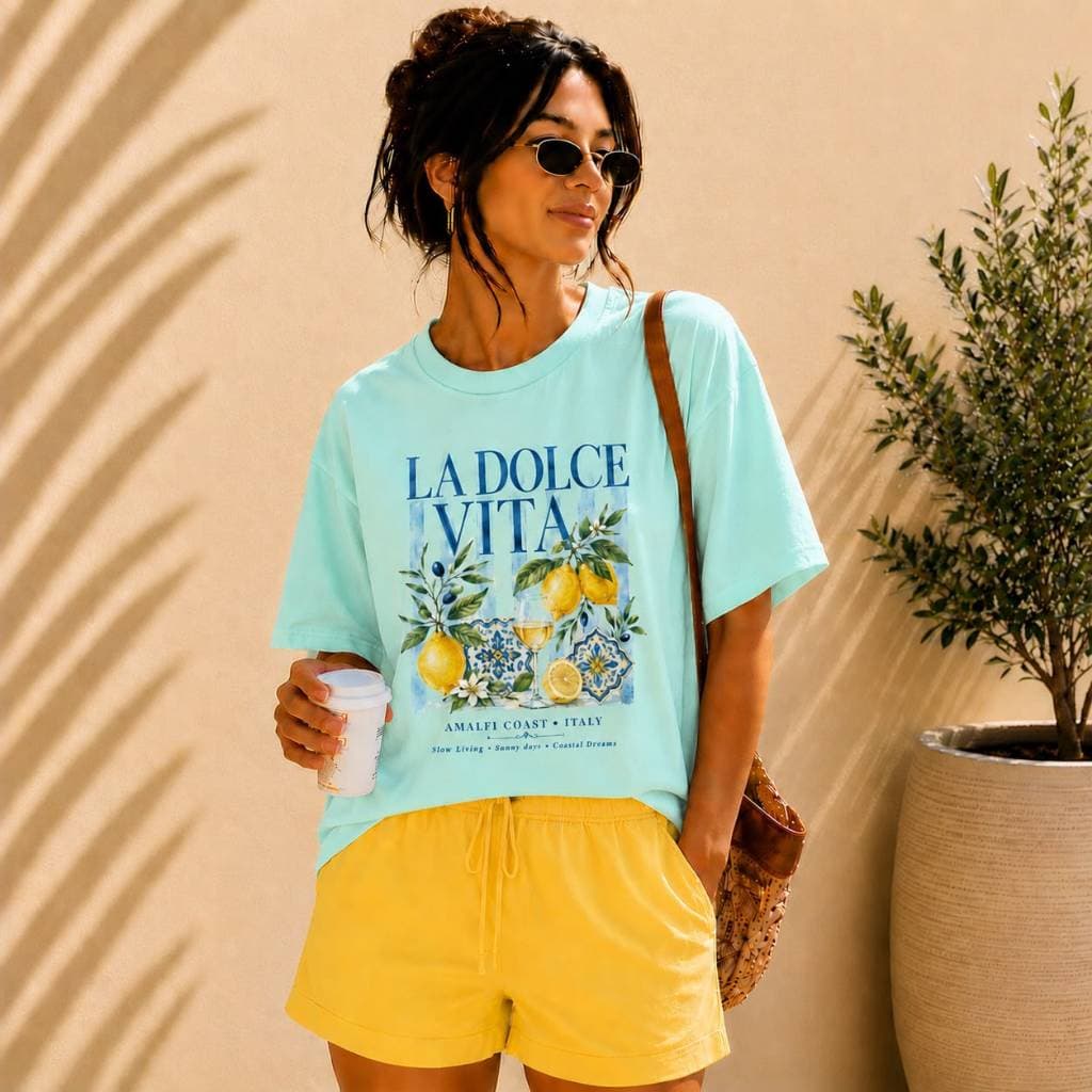 Camiseta Feminina La Dolce Vita Estampada Amalfi Coast 100% Algodão Premium Manga Curta Casual