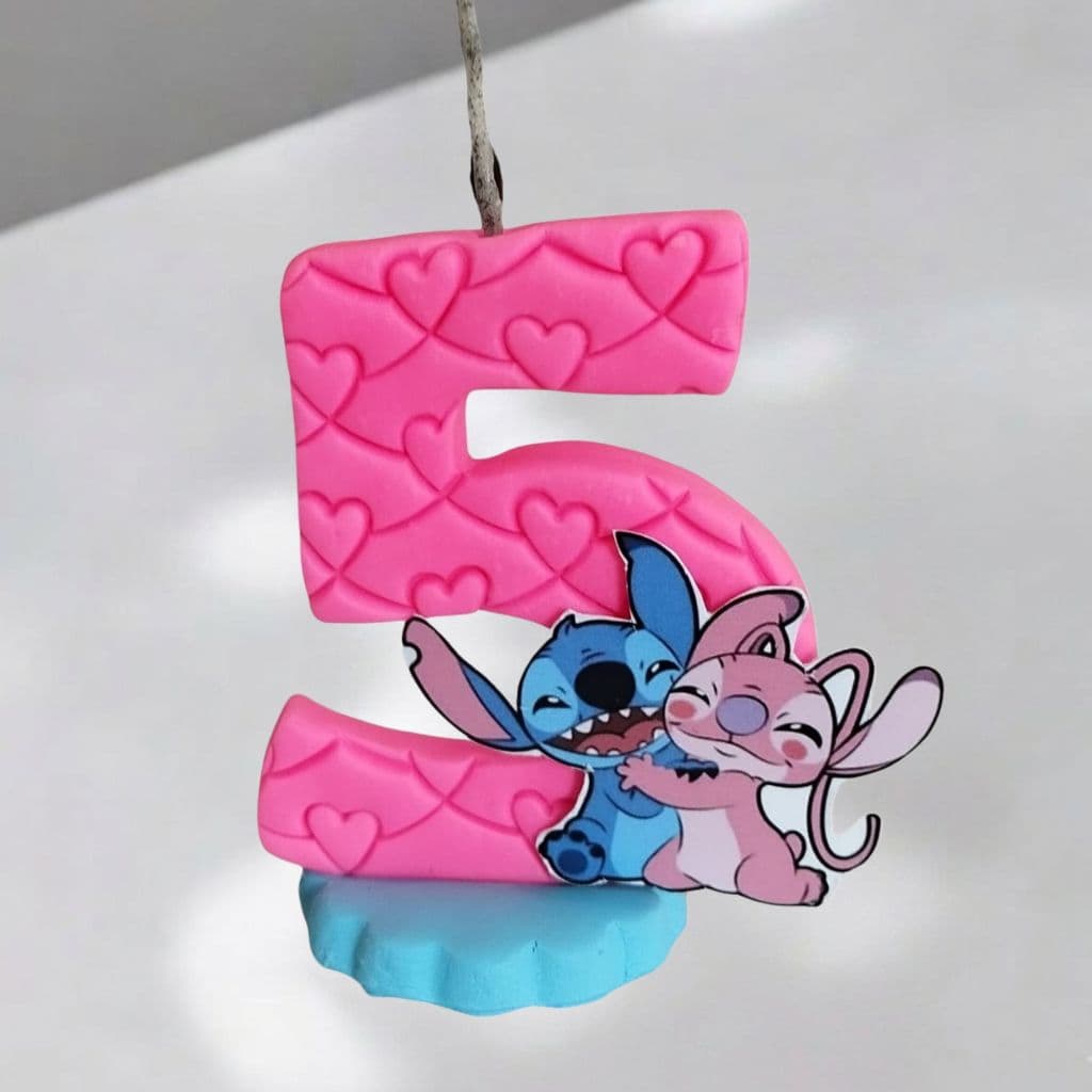 Vela Stitch e Angel Rosa com Pavio Mágico em Biscuit e Aplique Papel Fotográfico Artesanal