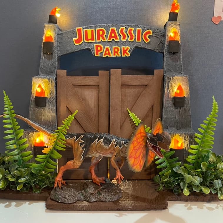 Portão Jurassic Park COM LED  Portal DIORAMA MINI 28 CM DE ALTURA para Expositor Menor