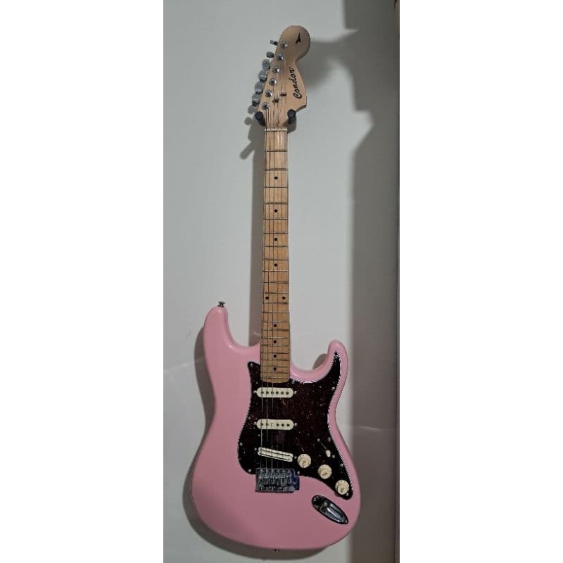 Guitarra stratocaster Blindada e regulada braço Condor GX-50 Coreana Alnico 5 13k WAAAH Rosa e Tortoise Tarraxas Guyker