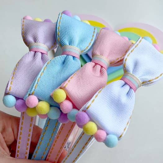 Tiara Laço Pompons Coloridos/Arco de Cabelo Infantil Laço com Pompons Coloridos/Tiara de Silicone/Tiara Infantil