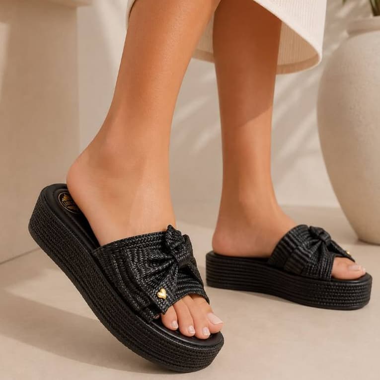 sandalia feminina flat plataforma laço com pingente de coração confortável casual Lancellotti