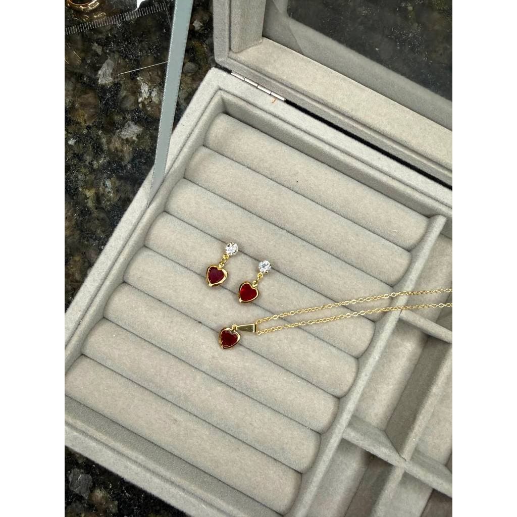 Conjunto Colar e Brinco Coração Zircônia Vermelha Rubi Folhado a Ouro 18k