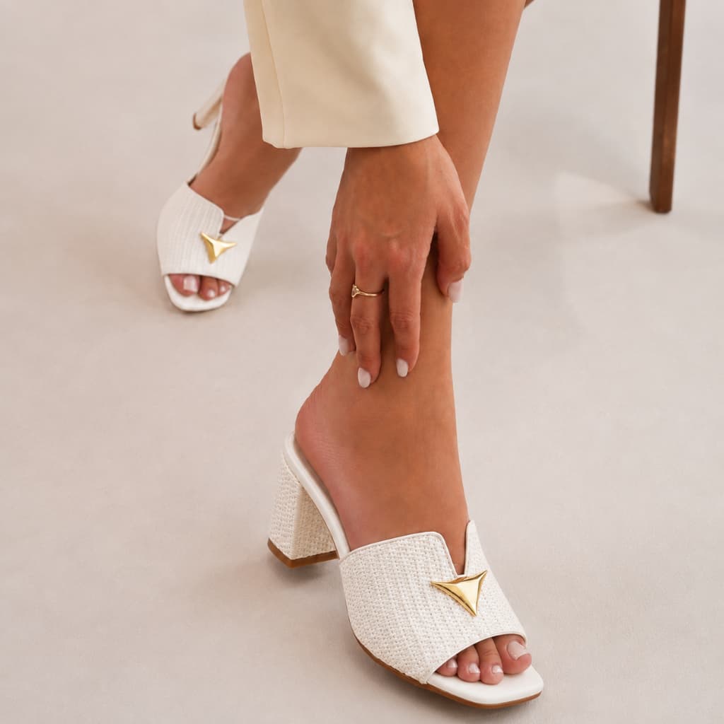 Rasteira Feminina Off-White  Marrom com Detalhe Dourado Sandália Confortável Elegante Tendencia