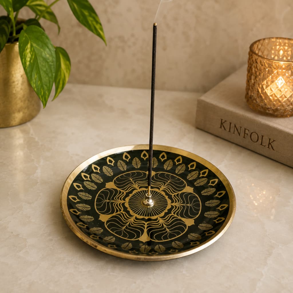 Porta Incenso em Vidro Redondo 13cm Diâmetro Decorado com uma Mandala Original nas Cores Cinza Escuro e Dourado
