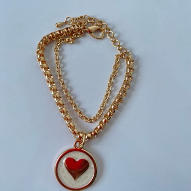 pulseira folheada dourada com pingente de coração é perfeita para quem ama acessórios femininos, elegante