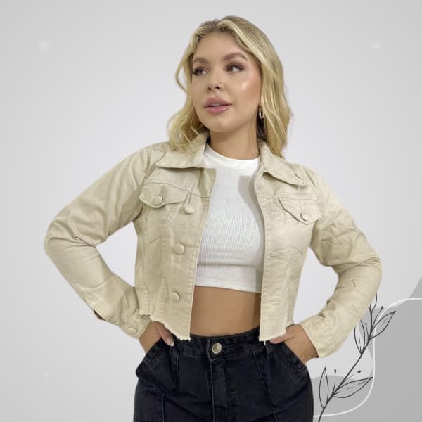 Jaqueta Jeans Cropped Barra Desfiada Botão Forrado Moderna Estilosa E Cheia De Personalidade