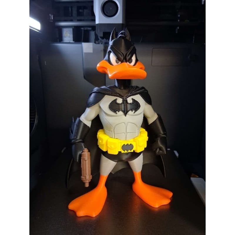 HERÓI PATO / PATOLINO/ BATMAN 3D – FIGURA DECORATIVA ESTILO BAT Boneco Pato Batman | 18cm/24cm  Geek Colecionável