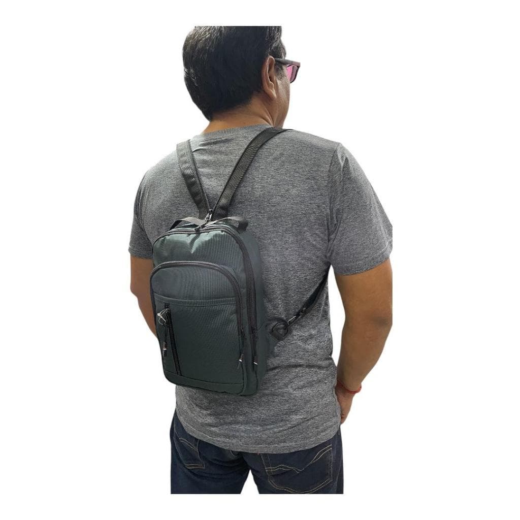 Mochila impermeável  transversal e de costas.