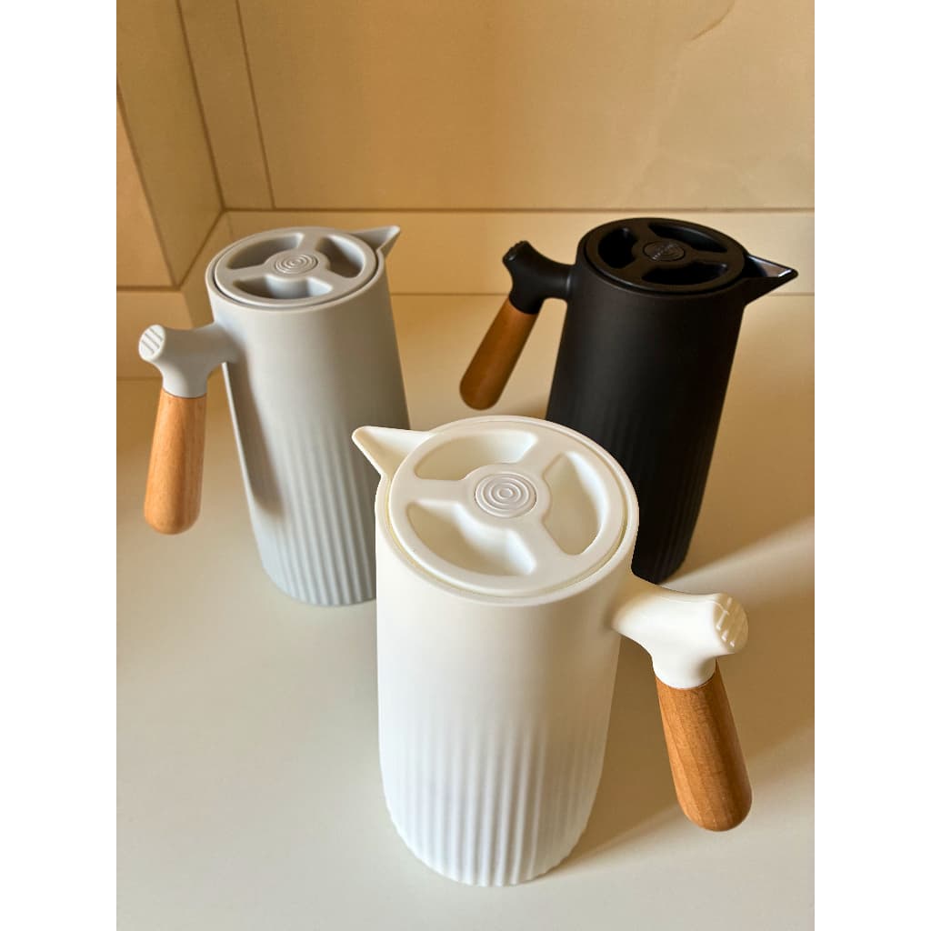 Garrafa Térmica 1Litro Branco Cinza Preto Canelada Nórdica com Alça em Madeira Moderna para Café