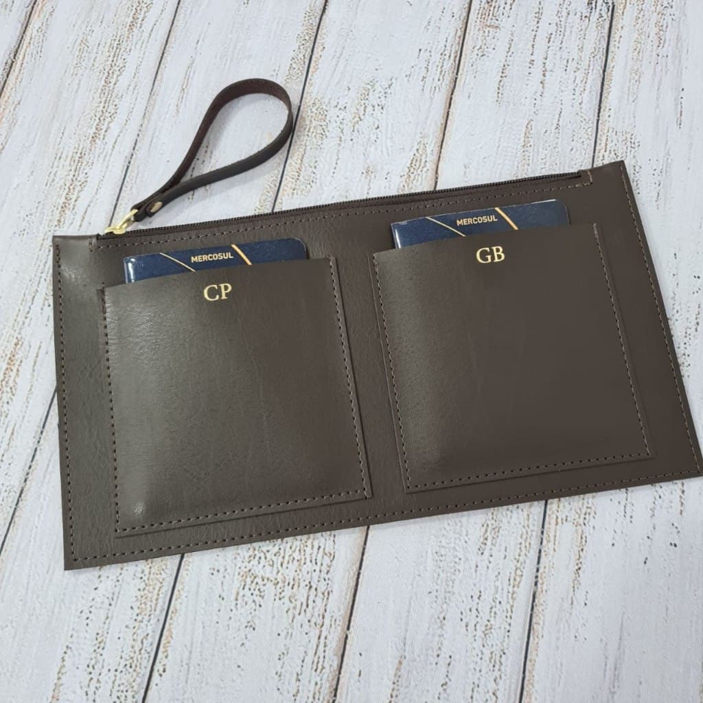 Capa Porta Passaporte Necessaire Família para 2 ou 4 passaportes - Personalizado com nomes ou iniciais.