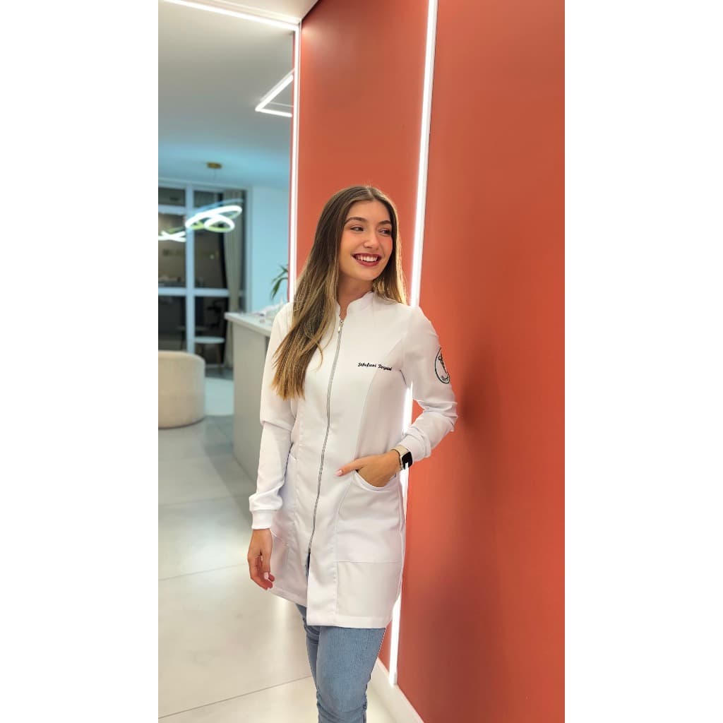 Jaleco Feminino Branco Zíper Gabardine Premium Personalizado – BORDADO NOME PROFISSÃO BRASÃO
