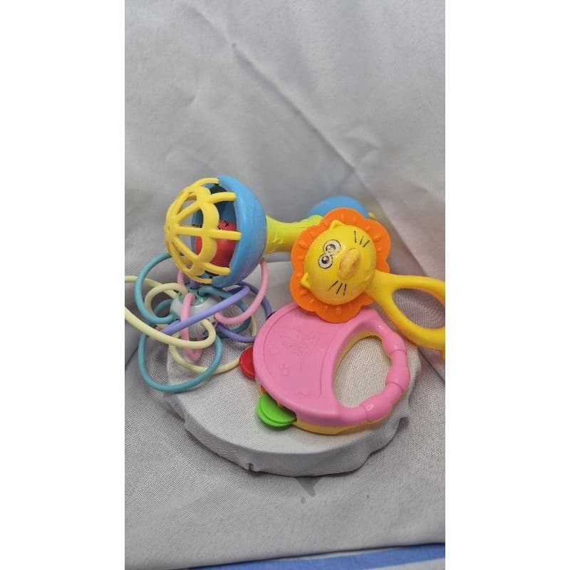 Kit 4 Brinquedos para Bebê – Chocalhos e Brinquedo Sensorial