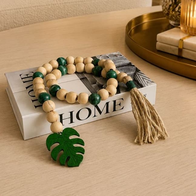 Colar Decorativo De Mesa Em Madeira Natural Com Folha Verde Musgo/ Enfeite De Sala E Mesa 90cm