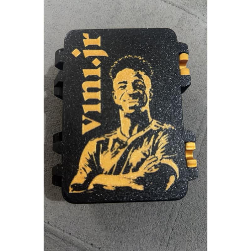Porta Figurinha copa do mundo Vini Junior, com suporte interno móvel para encaixar as figurinhas, fácil retirada.