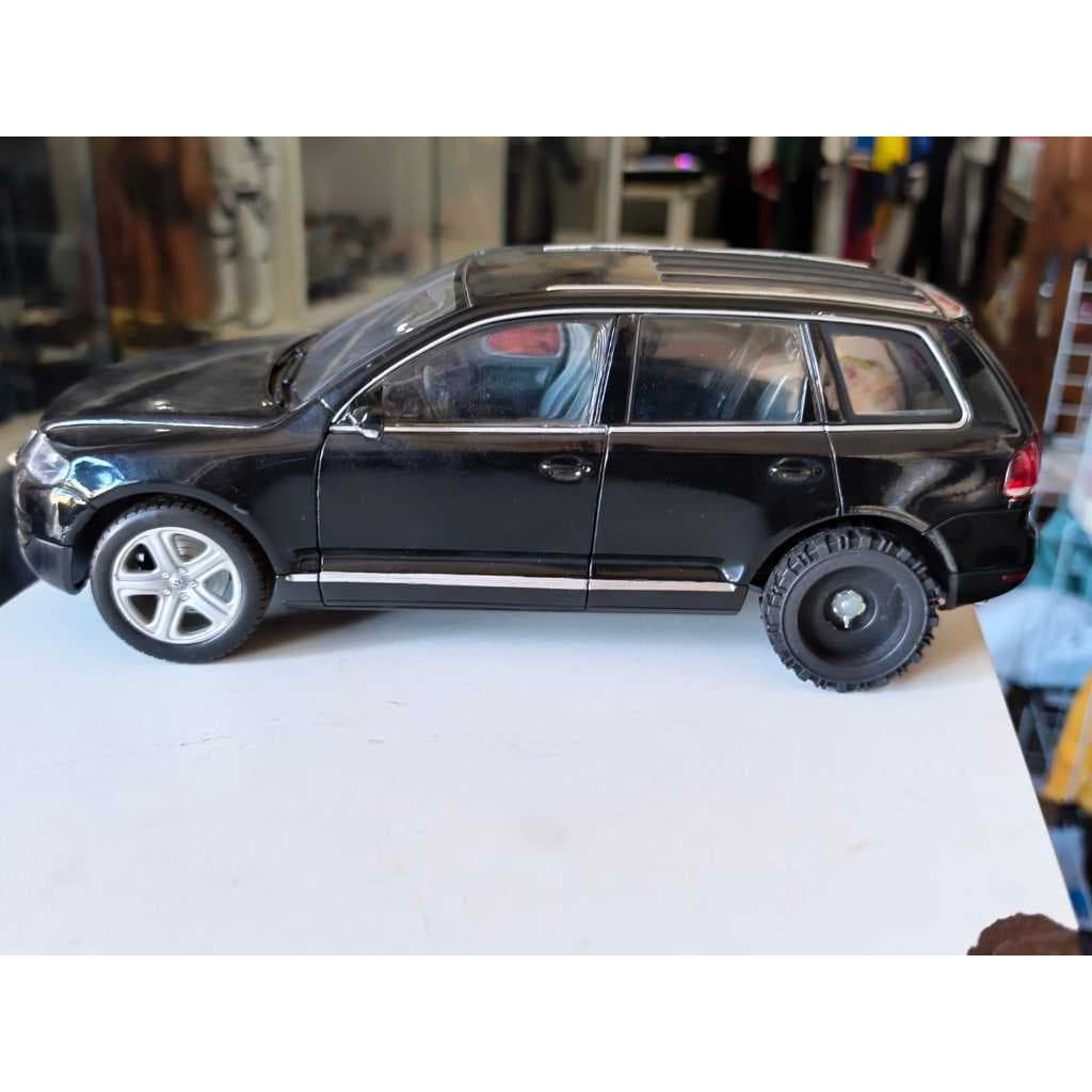 Miniatura Volkswagen Touareg 1/18 Welly (uma das rodas quebrada)