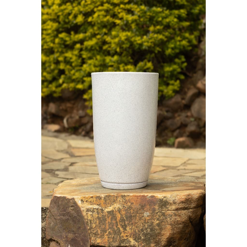 Vaso para decoração e plantas em Polietileno Cone Bojo Polido com Prato N2 48x29, ideal para sala e área externa