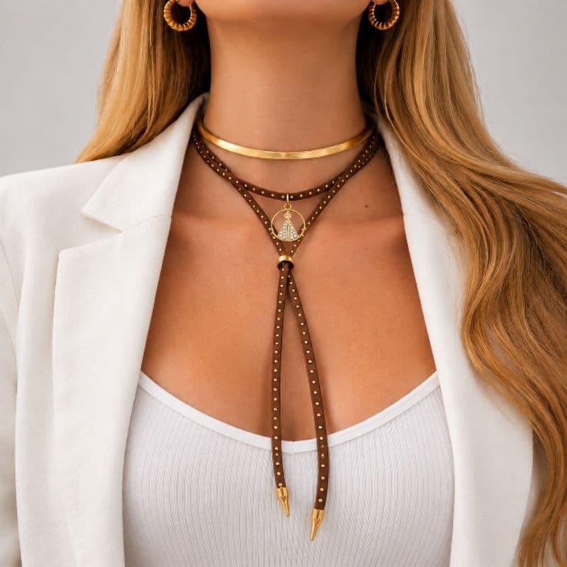 Kit Colar Country Marrom Gravatinha Pingente Nossa Senhora  + Choker Lisa Banhado a Ouro 18K