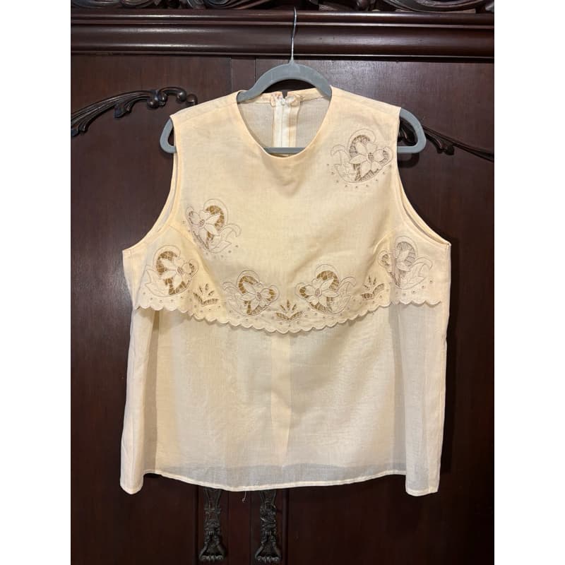 blusa bege vintage bordada brechó tamanho g