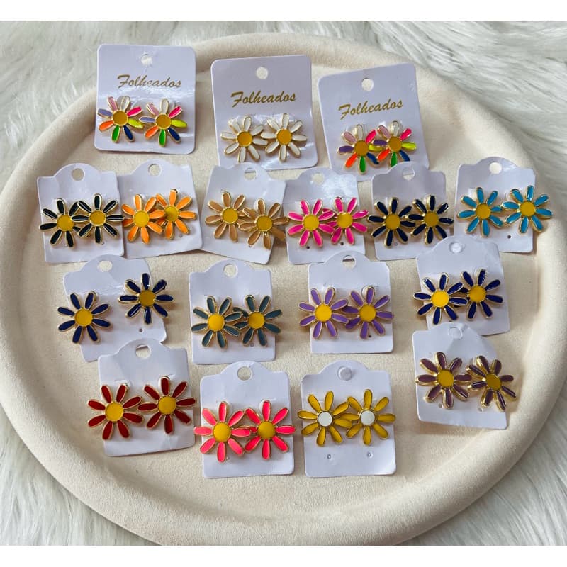 Brincos Esmaltados Folheados flor margaridas várias opções de cores vem pra moda