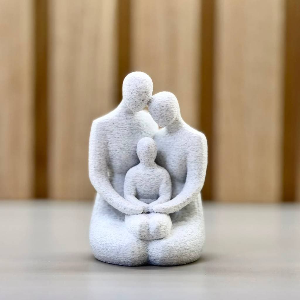 Escultura Família – Pai, Mãe e Filho em Estilo Mármore | Decoração Afetiva em Impressão 3D