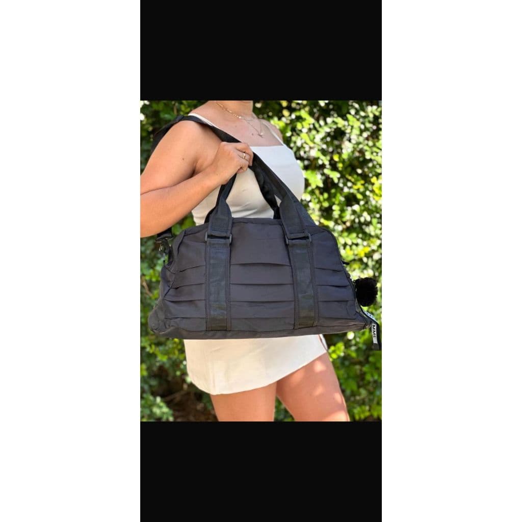 BOLSA FEMININA DE VIAGEM ACADEMIA COM MATERIAL IMPERMEAVEL POMPOM