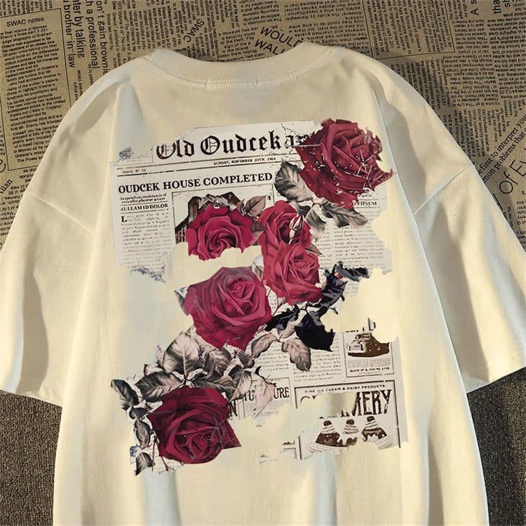 Camiseta Feminina Estampa Rosas Jornal Vintage Verso Preto Branco Casual