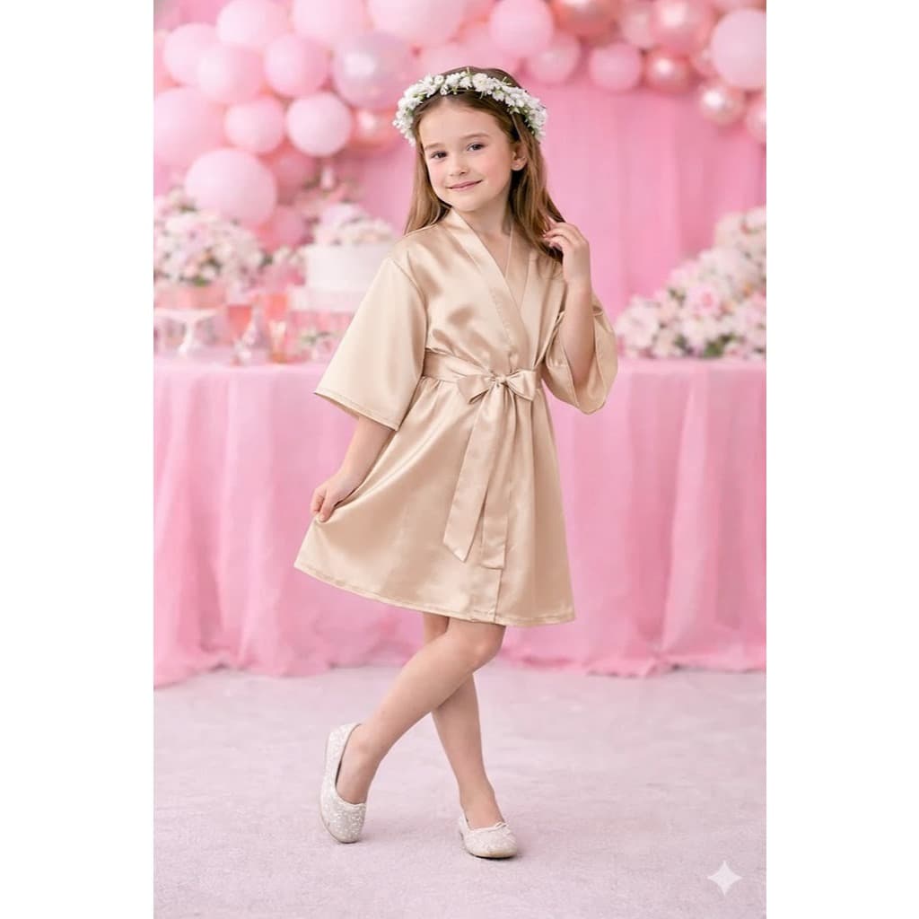 Robe Infantil de Cetim Champanhe - Elegância e Conforto para Momentos Especiais!