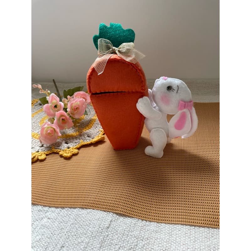 lembrancinha de Páscoa presente de Páscoa- Cenoura porta chocolate com coelhinha
