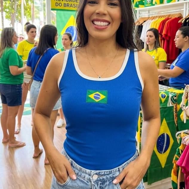 Regata em malha canelada com bordado bandeira do Brasil amarela copa