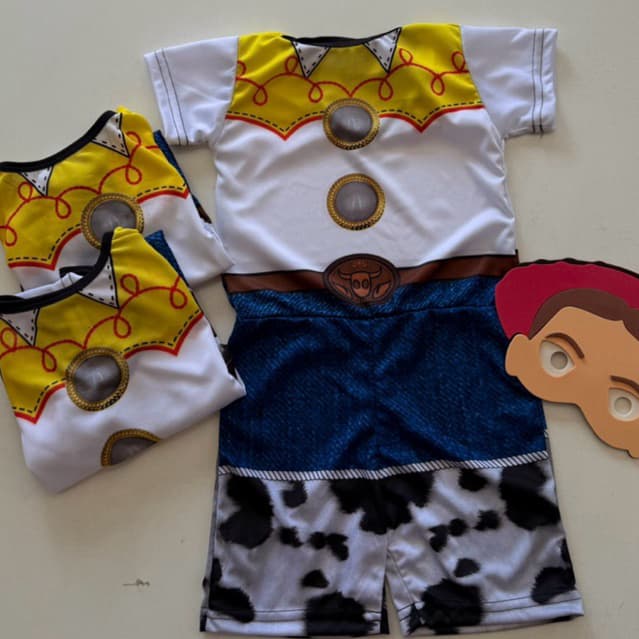 Fantasia macacao Jessie (curta sem enchimento)🤍💛🤠✨