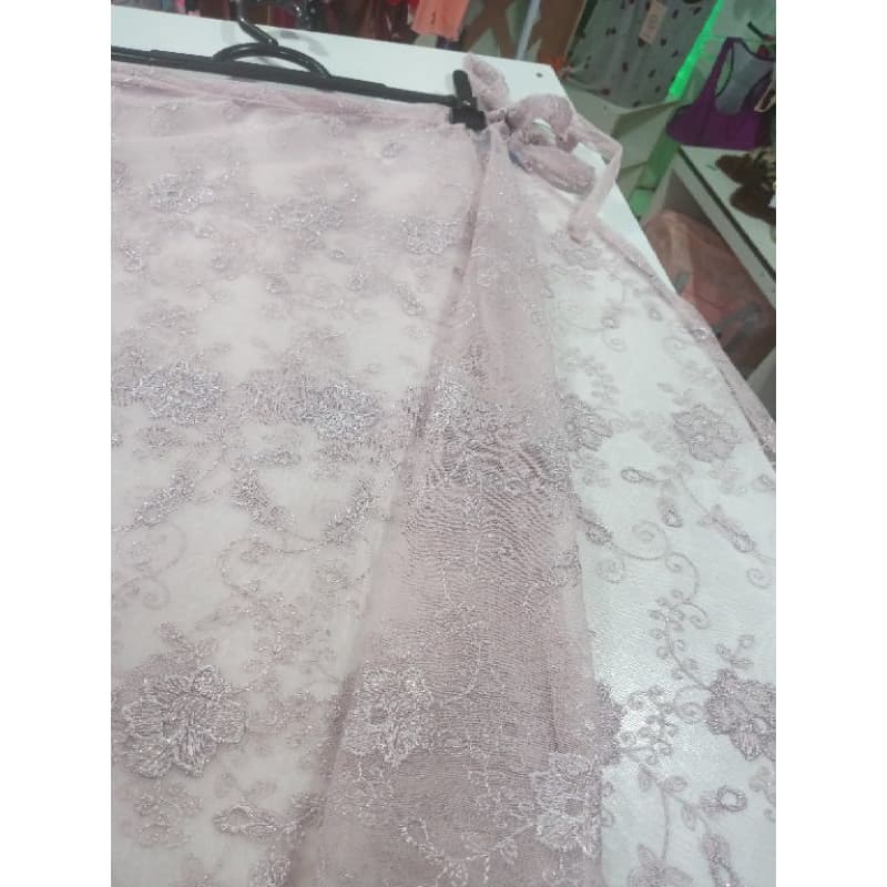 Saída de praia curta em renda com brilho delicado – perfeita para quem quer elegância sem perder a leveza do verão