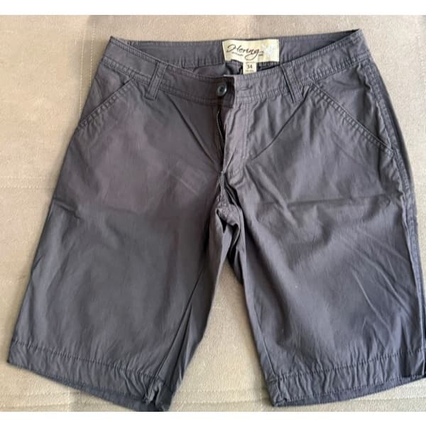 Bermuda preta de marca hering, número 34, bazar, brechó, desapego, garimpo, retrô, vintage, boho, rock, luxo
