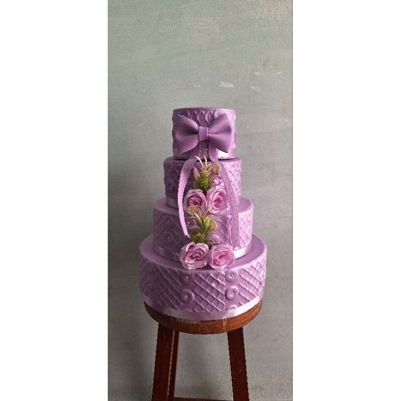 Bolo fake lilas 4 andar base texturizada com flores artificiais
