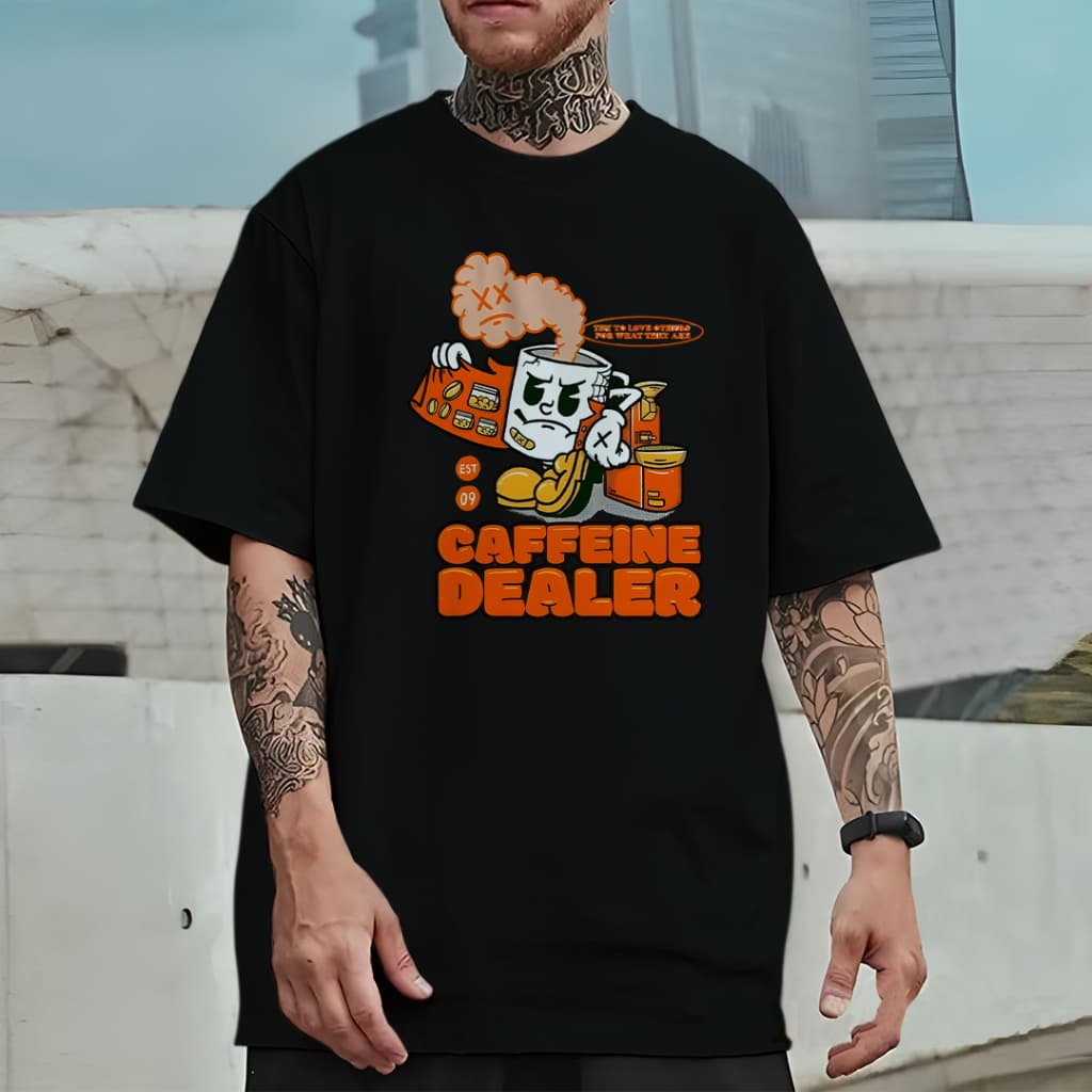 Camiseta Oversized Unissex com Estampa Modelo: "Caffeine Dealer" - Streetwear lançamento 2026